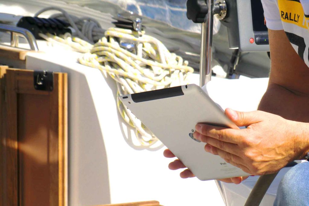 Benutzung eines Tablets auf dem Segelboot