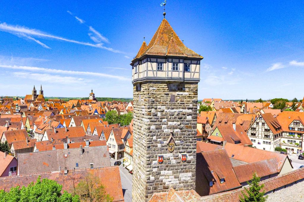 Luftaufnahme von Rothenburg o. d. Tauber mit Stadtmauerturm